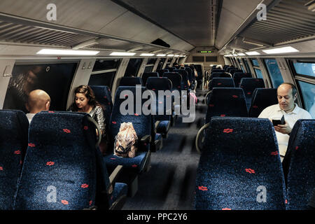 Jérusalem, Israël. 25 Septembre, 2018. Les passagers monter la nouvelle Jérusalem Tel Aviv "Le roi David", la ligne ferroviaire d'Israël un projet1, conçu pour relier la capitale de la plus grande zone métropolitaine de Tel Aviv, dont l'exploitation commerciale a débuté aujourd'hui.2 milliards de NIS pour un 7 milliards de NIS, sur une base limitée, qu'à Tel Aviv Ben Gurion International Airport en raison de nouveaux retards dans la construction et dans l'électrification de la voie entre l'aéroport Ben Gourion de Tel Aviv. Credit : Alon Nir/Alamy Live News Banque D'Images