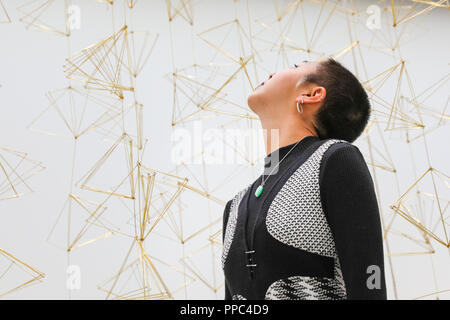 Londres, Royaume-Uni, 25 septembre 2018. Un assistant regarde Leonor Antunes' 'davec A, les divergences". La Hayward Gallery's nouvelle grande exposition Space Shifters dispose d''œuvres de 20 artistes internationaux de premier plan qui perturbent le sens du visiteur de l'espace et modifier leur perception de leur environnement. L'exposition se déroulera vendredi 26 septembre - 6 janvier. Credit : Imageplotter News et Sports/Alamy Live News Banque D'Images