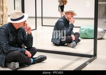 Londres, Royaume-Uni, 25 septembre 2018. Une galerie avec Alicja Kwade assistant pose's 'WeltenLinie' et ses nombreux miroirs. La Hayward Gallery's nouvelle grande exposition Space Shifters dispose d''œuvres de 20 artistes internationaux de premier plan qui perturbent le sens du visiteur de l'espace et modifier leur perception de leur environnement. L'exposition se déroulera vendredi 26 septembre - 6 janvier. Credit : Imageplotter News et Sports/Alamy Live News Banque D'Images