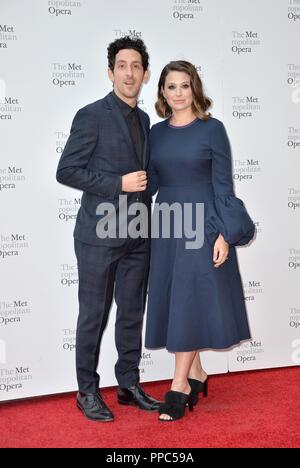 New York, NY, USA. Sep 24, 2018. Adam Shapiro, Katie Lowes aux arrivées pour la soirée d'ouverture du Metropolitan Opera Gala : Saint-Saens' 'Samson et Dalila', Lincoln Center, New York, NY Le 24 septembre 2018. Credit : Kristin Callahan/Everett Collection/Alamy Live News Banque D'Images