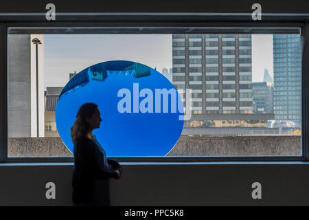 Londres, Royaume-Uni. 25 Septembre, 2018. Miroir du ciel, bleu, 2016, par Anish Kapoor - Space Shifters - Hayward Gallery's nouvelle grande exposition qui se déroulera vendredi 26 septembre - 6 janvier. Le salon dispose d''œuvres de 20 artistes internationaux de premier plan qui perturbent le sens du visiteur de l'espace et modifier leur perception de leur environnement. Crédit : Guy Bell/Alamy Live News Banque D'Images