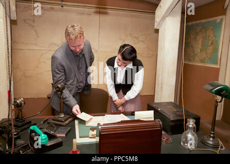 London,UK,25 Septembre 2018,Churchill War Rooms a tenu un photocall avant les Musées de guerre impériale publié livre qui raconte l'histoire de la Seconde Guerre mondiale à travers 20 documents emblématiques, qui seront publiés le jeudi 27 septembre. Anthony Richards, le chef de l'IWM Documents & Son, affiche Churchill's 'Fin du commencement' discours notes et documents top secret impliqués dans la seconde guerre mondiale, l'opération de tromperie 'Mincemeat'.Ces documents ont tous été détenus dans les archives jusqu'à présent. Larby Keith Crédit/Alamy Live News Banque D'Images