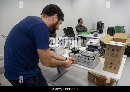 Sao Paulo, Brésil. 25 septembre 2018. Sao Paulo - SP - 09/25/2018 - Préparation de l'urne électronique Sao Paulo - Sao Paulo techniciens TRE commencer à préparer les urnes électroniques dans le registre électoral de la région centrale qui sera utilisé lors des élections de 2018 Photo : Suamy Beydoun / AGIF : Crédit AGIF/Alamy Live News Banque D'Images