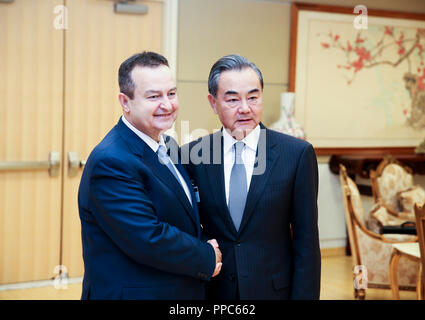 New York, USA. Sep 24, 2018. Le Conseiller d'Etat chinois et le ministre des Affaires étrangères Wang Yi (R), serre la main du ministre des Affaires étrangères serbe Ivica Dacic lors de leur réunion à New York, le 24 septembre, 2018. Credit : Wang Ying/Xinhua/Alamy Live News Banque D'Images