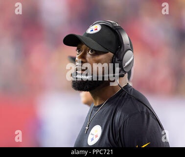 Tampa, Floride, USA. Sep 24, 2018. Pittsburgh Steelers l'entraîneur-chef Mike Tomlin pendant le jeu entre les Pittsburgh Steelers et les Tampa Bay Buccaneers chez Raymond James Stadium de Tampa, Floride. Del Mecum/CSM/Alamy Live News Banque D'Images