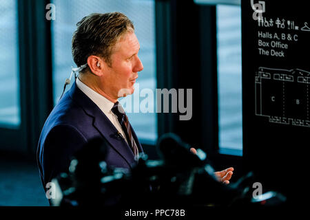 Liverpool, Royaume-Uni. 25 septembre 2018. Keir Starmer lors de la conférence du parti travailliste, le mardi 25 septembre 2018 tenue au ACC Liverpool, Liverpool. Sur la photo : Keir Starmer, Shadow Secrétaire d'État à la sortie de l'Union européenne, donnant des entrevues au cours de la matinée du jour 3 avant de donner son discours. Photo par Julie Edwards. Credit : Julie Edwards/Alamy Live News Banque D'Images