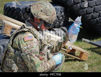 Circuit de l'armée américaine. Jasmine des Comeaux un combat medic affectés au quartier général de l'Administration centrale et compagnie, 2e bataillon du 5e régiment de cavalerie, 1st Armored Brigade Combat Team, 1re Division de cavalerie administre l'aide à une victime simulée à la base aérienne de Mihail Kogalniceanu en Roumanie, le 20 août 2018. Soldats Tableau VIII Medic, Validation des compétences un événement annuel de formation requis pour les soldats à garder leur qualification de spécialité militaire comme un combat medic. Banque D'Images