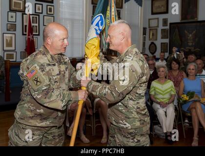 Le colonel de l'armée américaine Robin B. Stilwell, prend le commandement de la 218e Brigade d'amélioration de Manœuvre, en Caroline du Sud, de la Garde nationale, en face de la famille et des amis dans une cérémonie de passation de commandement à la construction d'infanterie légère de Washington à Charleston, Caroline du Sud le 18 août 2018. La cérémonie de passation de commandement est un passage symbolique de la responsabilité et l'obligation de le commandant sortant au nouveau commandant et fait partie de la tradition militaire. Banque D'Images