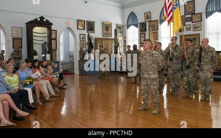 Les soldats de l'armée américaine, les amis et la famille se réunissent à Washington le bâtiment d'infanterie légère, Charleston, S.C., pour assister à la 218e Brigade, d'amélioration de Manœuvre de l'Armée de la Garde nationale, L.C. (cérémonie de passation de commandement tenue le 18 août 2018. Le colonel de l'armée américaine Robert G. Carruthers, III, le commandant sortant, a adopté les couleurs de l'armée américaine le colonel Robin B. Stilwell, le nouveau commandant. La cérémonie de passation de commandement est un passage symbolique de la responsabilité et l'obligation de le commandant sortant au nouveau commandant et fait partie de la tradition militaire. Banque D'Images