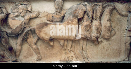 Siphnian Trésor. 530 BC. Relief représentant une scène de la guerre de Troie. Ajax et les combats d'achille et d'Enée Memnon. Musée archéologique. Delphi. La Grèce. Banque D'Images