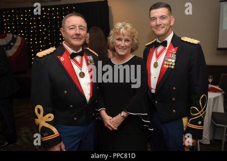 Judy Smith, analyste de gestion, pose avec le colonel à la retraite David Norwood (à gauche), et le lieutenant-colonel Cullen Jones, U.S. Army Corps of Engineers Nashville commandant de district. Norwood a servi comme commandant de district de 1993 à 1995. Smith a dit qu'elle voulait une photo avec les deux officiers parce que Norwood était le commandant quand elle a commencé à travailler avec le district, tandis que Jones est son dernier avant de prendre sa retraite en septembre. Smith a servi moins de 13 commandants pendant son séjour à la ville de Nashville. Banque D'Images