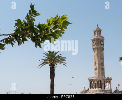 Vue sur la tour de l'horloge d'Izmir, de feuilles et de palmier dans la ville d'Izmir Turquie Banque D'Images