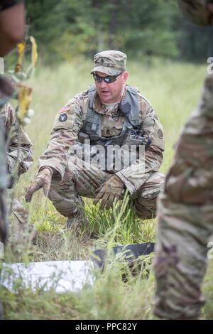 La 1ère Armée américaine Sgt. John Ebert, 1-340ème Bataillon de soutien à la formation, 181 Brigade d'infanterie, permet à un groupe de soldats font un plan d'attaque au cours de l'exercice de formation de soutien au combat (CSTX) 86-18-02 de Fort McCoy, au Wisconsin, le 19 août 2018. C'est la deuxième CSTX de l'été pour la 86e Division de la formation. L'CSTX exercice est un événement de formation de grande envergure où l'expérience des scénarios de formation tactique des unités spécialement conçu pour reproduire des missions. Banque D'Images