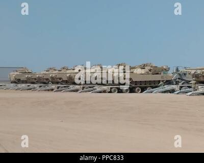 Groupe de travail de l'acier piscine moteur de décharger les chars Abrams M1 "Nous avons traité un peu près de 4 000 soldats à travers l'unité de rotation un bivouac, depuis que je suis ici à la fin de juillet, et transformés et ont organisé plus de 2 100 véhicules à roues et à chenilles à notre grande piscine à moteur qui sont prêts pour les équipages à l'homme et se déplacer dans les secteurs d'entraînement", a déclaré le Sgt. Walter Mansfield, l'un des 113SB's sous-officiers supérieurs travaillant à la RUBA. La 30e Brigade blindée est l'équipe de combat participant à la capacité de formation de combat exportables (XCTC) exercice à Fort Bliss, Texas 6-28 Août, 2018. T Banque D'Images