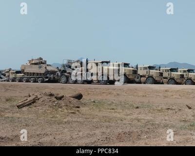 Groupe de travail de l'acier piscine moteur Véhicules de combat Bradley attendre à décharger "Nous avons traité un peu près de 4 000 soldats à travers l'unité de rotation un bivouac, depuis que je suis ici à la fin de juillet, et transformés et ont organisé plus de 2 100 véhicules à roues et à chenilles à notre grande piscine à moteur qui sont prêts pour les équipages à l'homme et se déplacer dans les secteurs d'entraînement", a déclaré le Sgt. Walter Mansfield, l'un des 113SB's sous-officiers supérieurs travaillant à la RUBA. La 30e Brigade blindée est l'équipe de combat participant à la capacité de formation de combat exportables (XCTC) exercice à Fort Bliss, Tex Banque D'Images