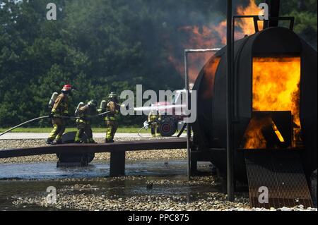 Les pompiers de la réserve de l'US Air Force avec le 624th squadron de l'Ingénieur Civil Joint Base Harbor-Hickam Pearl, Mississippi, 514e de la SCÉ Joint Base McGuire-Dix-Lakehurst, New Jersey et le 746e de la SCÉ Joint Base Lewis-McChord, Washington, répondre à une simulation d'écrasement d'avion au cours de Patriot Warrior à Dobbins Air Reserve Base, la Géorgie, le 15 août 2018. Patriot Warrior est un exercice de la réserve de l'Armée de l'air conçu pour préparer les citoyens de réserve aviateurs pour les déploiements à l'échelle mondiale et fournit des connaissances et l'expérience pour renforcer les programmes de formation à la maison mère. Banque D'Images