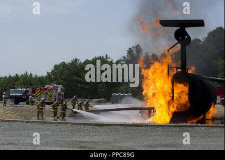 Réserve de l'US Air Force les pompiers répondent à une simulation d'écrasement d'avion au cours de Patriot Warrior à Dobbins Air Reserve Base, la Géorgie, le 15 août 2018. Réserver avec l'Aviateur citoyen civil 624th escadron du génie du Joint Base Harbor-Hickam Pearl, Mississippi, 746e de la SCÉ Joint Base Lewis-McChord, dans l'État de Washington et le 514e de la SCÉ Joint Base McGuire-Dix-Lakehurst, New Jersey, formés ensemble comme une seule équipe. Patriot Warrior est un exercice de la réserve de l'Armée de l'air conçu pour préparer les citoyens de réserve aviateurs pour les déploiements à l'échelle mondiale et fournit des connaissances et l'expérience pour renforcer accueil gare traini Banque D'Images