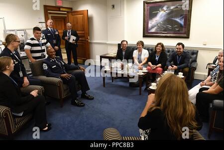 Le sergent-chef en chef de l'Armée de l'air Kaleth O. Wright, Nessel Valerie accueille le conjoint de l'U.S. Air Force Tech. Le Sgt. John Chapman et d'autres membres de la famille Chapman au Pentagone, en Virginie, le 21 août, 2018. Le sergent Chapman sera reçu à titre posthume la Médaille d'honneur le 22 août 2018, pour les actions de Takur Ghar mountain en Afghanistan le 4 mars 2002. Son équipe d'élite des opérations spéciales est tombé dans une embuscade tendue par l'ennemi et est venu sous un feu nourri provenant de multiples directions. Chapman immédiatement débité un ennemi par bunker-cuisse de la neige profonde et a tué tous les occupants de l'ennemi. Déménagement avec courage, d'une couverture à l'assault Banque D'Images