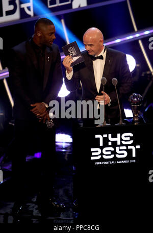 Idris Elba (à gauche) et le président de la FIFA, Gianni Infantino sur scène pour présenter le meilleur joueur FIFA Men's Award au cours de la meilleure FIFA Football Awards 2018 au Royal Festival Hall, Londres. Banque D'Images