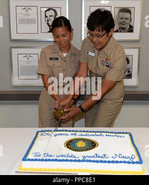 SAN DIEGO (Août 21, 2018) Le lieutenant Hannah Garcia, le plus jeune agent de soins dentaires, et le capitaine Maria Korsnes couper un gâteau célébrant le 106e anniversaire de la Marine Corps dentaire au Naval Medical Center San Diego (NMCSD). Environ 167 des services dentaires et 512 militaires actuellement en service et soutien marins, marines, et leurs familles à l'NMCSD diverses branches dentaires. La Marine Corps dentaire a été créé le 22 août 1912, avec une loi du Congrès qui a plus tard signé par le président Howard Taft. Banque D'Images