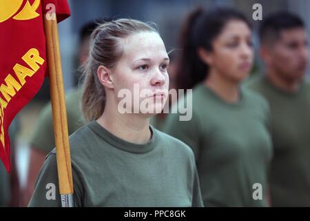 Le Sgt. Ashton Reynolds, un commis d'administration pour l'Administration centrale et de l'Escadron, il est titulaire de la H&HS guideon avant d'exécuter un escadron sur l'aire du Marine Corps Air Station Miramar, Californie, le 21 août. Le lieutenant-colonel Michael A. Spears, commandant du H&HS, conduit ses marins lors d'un dernier run de l'escadron avant de changer de commande avec le Lieutenant-colonel Alan J. Clarke, futur commandant de H&HS. Banque D'Images