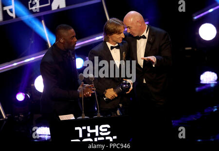 Idris Elba (à gauche) avec le meilleur joueur FIFA Men's Award Winner Luka Modric et le président de la FIFA, Gianni Infantino (à droite) au cours de la meilleure FIFA Football Awards 2018 au Royal Festival Hall, Londres. Banque D'Images