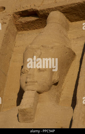 L'art égyptien Temple d'Hathor ou petit temple dédié à Néfertari. Façade représentant le pharaon Ramsès II (1290-1224 avant J.-C.) avec double couronne et fausses barbes. 19e dynastie. Nouveau Royaume. Abu Simbel. L'Égypte. Banque D'Images