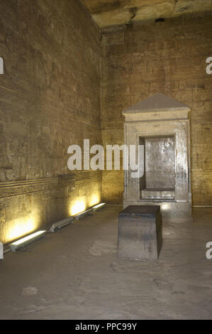 L'Égypte. Temple d'Edfou. Ancien temple dédié à Horus. Période ptolémaïque. Il a été construit pendant le règne de Ptolémée III et Ptolémée XII, 237-57 BC. Naos ou cabinet-like (Sancta Sanctorum). Banque D'Images