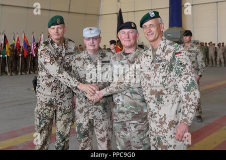 Le brigadier de l'armée allemande. Gen. Ernst-Peter Klaffus (de gauche), l'armée allemande le général Erich Pfeffer, le lieutenant général de l'armée britannique Richard Cripwell et armée allemande Brig. Gen. Wolf-Jürgen Stahl posent pour une photo après la cérémonie de transfert d'autorité à TAAC-Nord le 21 août 2018 à Mazar-e Sharif, en Afghanistan. Klaffus est le nouveau commandant pour TAAC-Nord. Banque D'Images