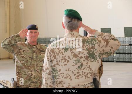 Le brigadier de l'armée allemande. Gen. Wolf-Jürgen Stahl (droite) relève de l'armée britannique, le général Richard Cripwell appui résolu de commandant adjoint, au cours d'une cérémonie de transfert d'autorité à TAAC-Nord le 21 août 2018, à Mazar-e Sharif, en Afghanistan. Banque D'Images