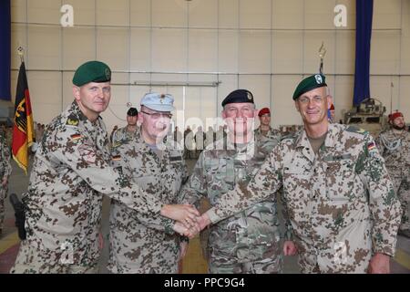 Le brigadier de l'armée allemande. Gen. Ernst-Peter Klaffus (de gauche), l'armée allemande le général Erich Pfeffer, le lieutenant général de l'armée britannique Richard Cripwell et armée allemande Brig. Gen. Wolf-Jürgen Stahl posent pour une photo après la cérémonie de transfert d'autorité à TAAC-Nord le 21 août 2018 à Mazar-e Sharif, en Afghanistan. Klaffus est le nouveau commandant pour TAAC-Nord. Banque D'Images