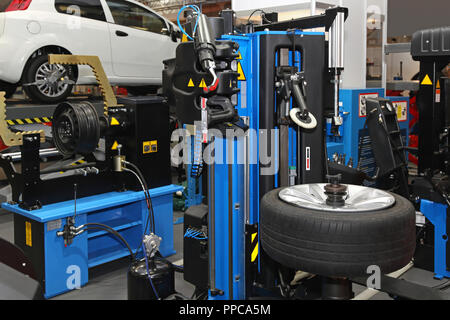 Intérieur de l'atelier de réparation de pneus garage service Banque D'Images