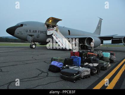 Les membres de la 104e Escadron de préparation logistique, le groupe de maintenance, des finances, du personnel et de l'aide d'AVIATEURS 104e Escadre de chasse à se préparer à une mission de formation en Allemagne. Banque D'Images