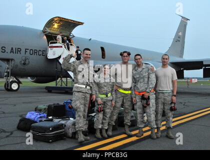 Les membres de la 104e Escadron de préparation logistique, le groupe de maintenance, des finances, du personnel et de l'aide d'AVIATEURS 104e Escadre de chasse à se préparer à une mission de formation en Allemagne. Banque D'Images