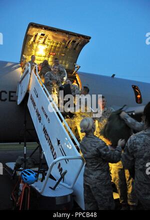 Les membres de la 104e Escadron de préparation logistique, le groupe de maintenance, des finances, du personnel et de l'aide d'AVIATEURS 104e Escadre de chasse à se préparer à une mission de formation en Allemagne. Banque D'Images