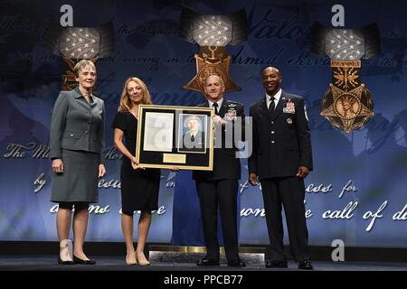 Secrétaire de l'Air Force Heather Wilson, chef d'état-major de l'Armée de l'air David L. Goldfein Master Sergeant et chef de l'Armée de l'air Kaleth O. Wright présente une citation et une photo pour Valerie Nessel, médaille d'honneur de l'époux bénéficiaire Tech. Le Sgt. John Chapman, au cours de la cérémonie d'intronisation au panthéon des héros au Pentagone, à Arlington, en Virginie, le 23 août, 2018. Le sergent Chapman a reçu à titre posthume la Médaille d'Honneur pour des actions sur Takur Ghar mountain en Afghanistan le 4 mars 2002. Une équipe d'élite des opérations spéciales est tombé dans une embuscade tendue par l'ennemi et est venu sous un feu nourri provenant de multiples directions. Chapman im Banque D'Images