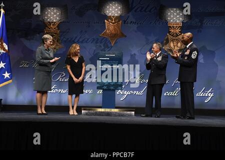 Secrétaire de l'Air Force Heather Wilson, chef d'état-major de l'Armée de l'air David L. Goldfein Master Sergeant et chef de l'Armée de l'air Kaleth O. Wright dévoilent la plaque au panthéon des héros à Valerie Nessel, médaille d'honneur de l'époux bénéficiaire Tech. Le Sgt. John Chapman durant la cérémonie d'intronisation au panthéon des héros au Pentagone, à Arlington, en Virginie, le 23 août, 2018. Le sergent Chapman a reçu à titre posthume la Médaille d'Honneur pour des actions sur Takur Ghar mountain en Afghanistan le 4 mars 2002. Une équipe d'élite des opérations spéciales est tombé dans une embuscade tendue par l'ennemi et est venu sous un feu nourri provenant de multiples directions. Banque D'Images