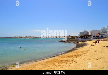 Les touristes sur la plage de Corralejo à Fuerteventura une des îles Canaries Banque D'Images