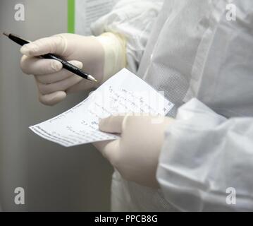 Megan Poffenberger, examinateur de Santé des Forces armées du système de supervision de l'exploitation de l'ADN, analyste de l'ADN des chèques de plus sa liste après avoir participé à une chasse au trésor de la sécurité 14 août, 2018. Le personnel de l'ADN du DoD a dû identifier les questions non sécuritaires avec le laboratoire dans le cadre de l'une des activités de la Semaine de la sécurité et du son. Banque D'Images