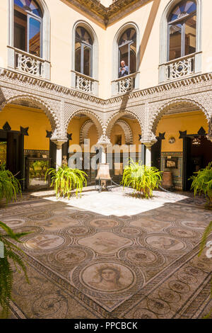 Palais du xvième siècle, l'architecture mauresque, cour intérieure ornée de mosaïque romaine, sculptures, Palacio de la Condesa de Lebrija Banque D'Images