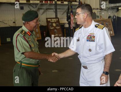 KINABALU (Août 20, 2018) - Le Général de Malaisie Dato Zulkapri, chef de délégation, les forces armées malaisiennes, serre la main de U.S. Navy Capt Brian Mutty, commandant, Wasp-classe d'assaut amphibie USS Essex (DG 2), au cours de la préparation et de la formation Coopération à flot (CARAT) 2018 la réception. CARAT la Malaisie, dans sa 24e version, est conçu pour accroître l'échange d'information et de coordination, de bâtir la capacité de combat de mutuelle et favoriser à long terme la coopération régionale permettant aux deux forces armées partenaire d'opérer efficacement ensemble comme une force maritime unifié. Banque D'Images