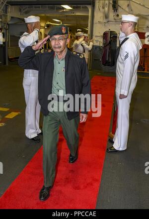 KINABALU (Août 20, 2018) Le Brigadier général malaisien Dato Zarondin bin Mohamed Amin, chef de délégation, Malaysian Joint Forces Command, arrive à bord de la classe Wasp navire d'assaut amphibie USS Essex (DG 2) au cours de la préparation et de la formation Coopération à flot (CARAT) 2018 la réception. CARAT la Malaisie, dans sa 24e version, est conçu pour accroître l'échange d'information et de coordination, de bâtir la capacité de combat de mutuelle et favoriser à long terme la coopération régionale permettant aux deux forces armées partenaire d'opérer efficacement ensemble comme une force maritime unifié. Banque D'Images