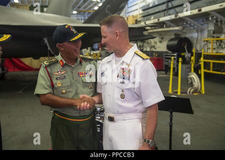 KINABALU (Août 20, 2018) - Le Général de Malaisie Dato Zulkapri, chef de délégation, les forces armées malaisiennes, serre la main de l'arrière de l'US Navy Adm. Joey Tynch, commandant de la Task Force 73, au cours de la préparation et de la formation Coopération à flot (CARAT) 2018 la réception. CARAT la Malaisie, dans sa 24e version, est conçu pour accroître l'échange d'information et de coordination, de bâtir la capacité de combat de mutuelle et favoriser à long terme la coopération régionale permettant aux deux forces armées partenaire d'opérer efficacement ensemble comme une force maritime unifié. Banque D'Images