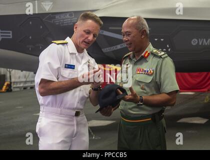 KINABALU (Août 20, 2018) - U.S. Navy Adm arrière. Joey Tynch, commandant de la Task Force 73, présente une pièce de Major-général de Malaisie Dato Zulkapri, chef de délégation, les forces armées malaisiennes, au cours de la préparation et de la formation Coopération à flot (CARAT) 2018 la réception. CARAT la Malaisie, dans sa 24e version, est conçu pour accroître l'échange d'information et de coordination, de bâtir la capacité de combat de mutuelle et favoriser à long terme la coopération régionale permettant aux deux forces armées partenaire d'opérer efficacement ensemble comme une force maritime unifié. Banque D'Images