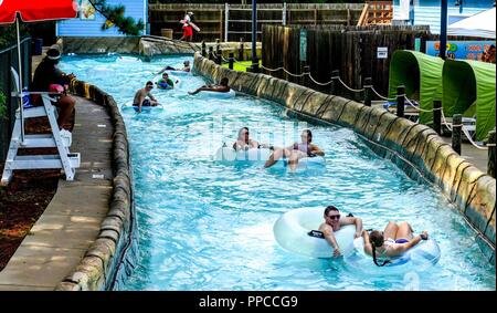 VIRGINIA BEACH, en Virginie (16 août 2000 20, 2018) Les marins, membres de la famille et les amis assistent à l'USS George H. W. Bush (CVN 77) 2018 Pique-nique d'été à Ocean Breeze Waterpark. Le bateau est dans le port de Norfolk, Virginie, en effectuant des exercices d'entraînement de routine pour maintenir l'état de préparation de l'opérateur. Banque D'Images