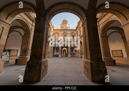 Cour intérieure de style néo-classique avec arcade, Université, ancienne usine de tabac Royal, Real Fábrica de Tabacos de Sevilla, Séville Banque D'Images