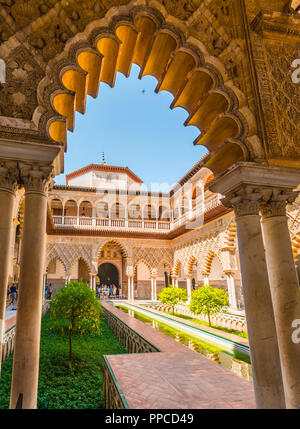 Apartment Doncellas Patio de las de la Cour, filles, une cour Renaissance italienne, avec des arabesques en stuc de style mudéjar, de l'Alcazar Banque D'Images