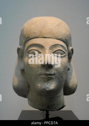 Tête d'homme avec une coiffure ou une perruque d'influence égyptienne. .Ca 550-520 BC. La pierre calcaire. Probablement d'Arsos, Chypre. Musée d'antiquités orientales et méditerranéennes. Stockholm. La Suède. Banque D'Images