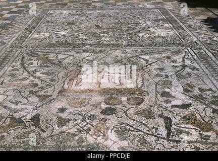 Merida, Badajoz Province, Espagne. Mosaïque d'hommes fouler le raisin pour faire du vin à la villa romaine connue sous le nom de Maison de l'amphithéâtre. Banque D'Images