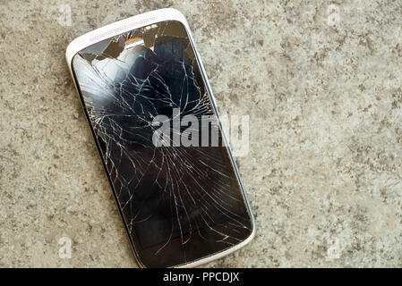 Écran cassé du portable ou smartphone. Téléphone à écran tactile fissurée noir Banque D'Images